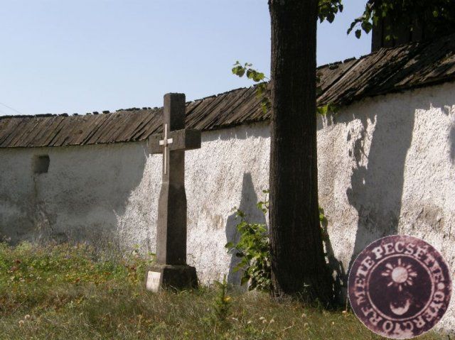 Kereszt a templomkertben