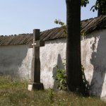 Kereszt a templomkertben