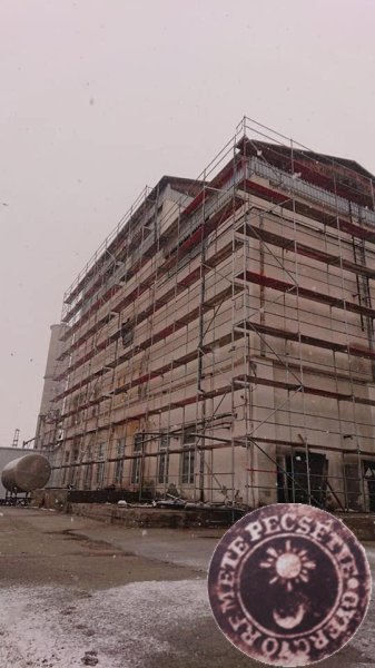 A Tejporgyár épülete felállványozva - 2023