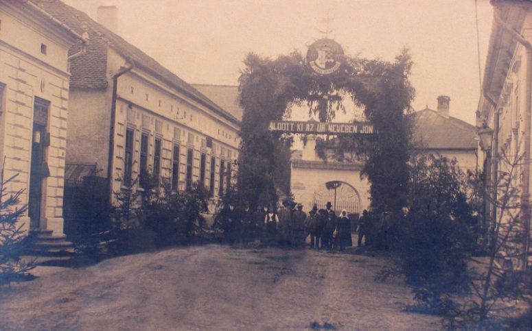 1926 -püspökvárás díszkapuval