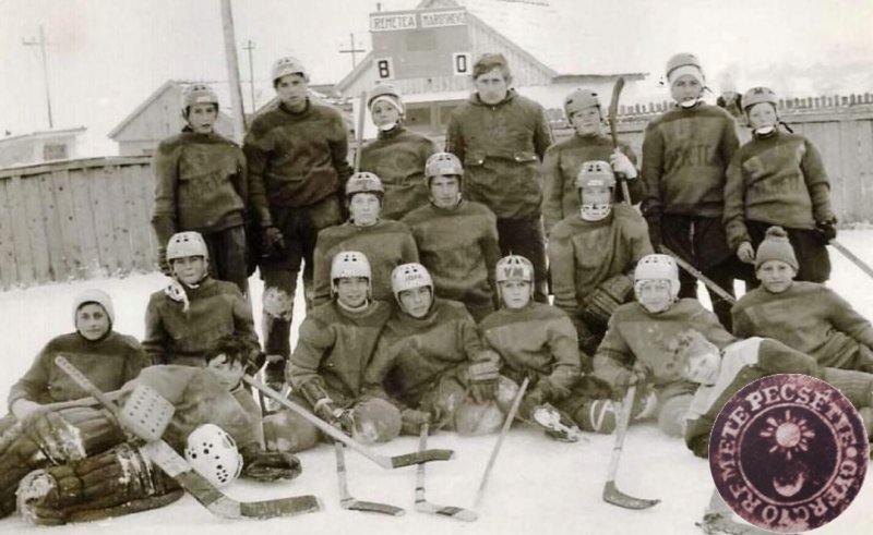 Hokicsapat a tejporgyári jégpályán, valamikor az 1970-es évek közepén