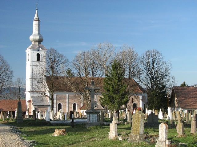 A templom a temető felől nézve