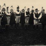 Tánccsoport a Maros partján 1944
