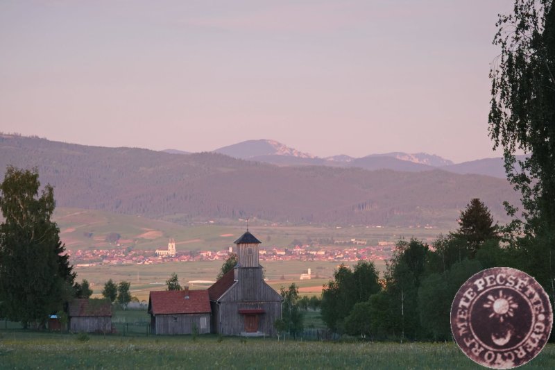 A Kicsbükki kápolna, háttérben a ditrói templommal
