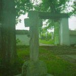 Kereszt a templomkertben