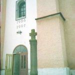 Kereszt a templomkertben