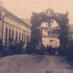 1926 -püspökvárás díszkapuval